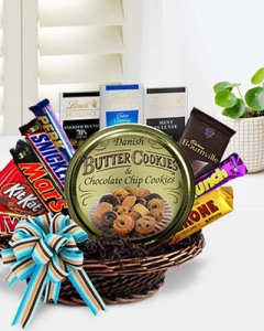 15 items chocolate basket w/cookies